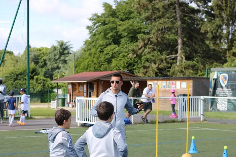 Séance du samedi matin, les parents suivent le long du terrain