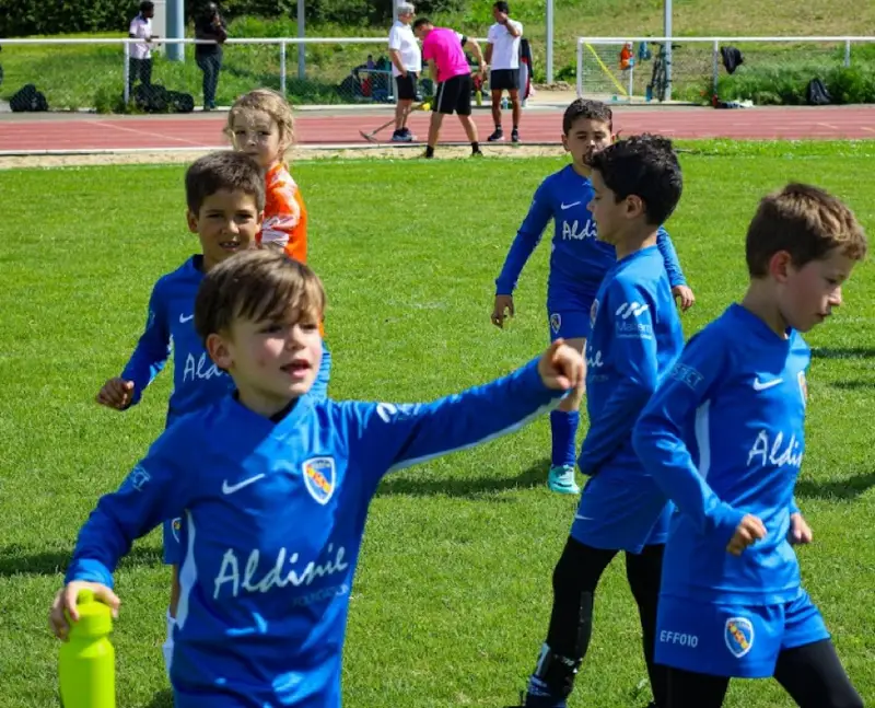 Les U11 brandissent le trophée du tournoi