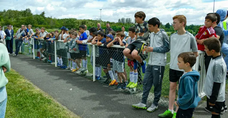 Les familles le long de la main courante un jour de match